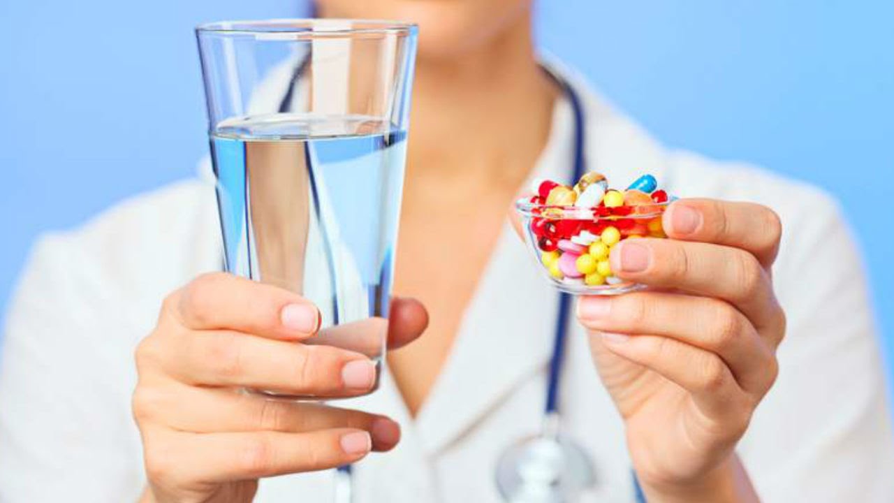 До еды или после: как правильно пить лекарство, чтобы оно не превратилось в пустышку